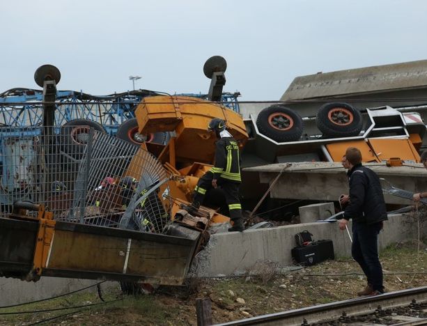 Il treno deragliò a Trinità a causa del crollo di una gru sui binari: in due a processo, Trenitalia parte civile