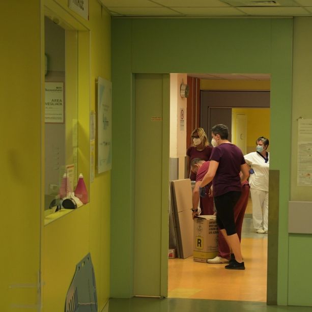Denunciati dai colleghi per le reiterate sparizioni di beni in ospedale: in due chiedono il giudizio abbreviato