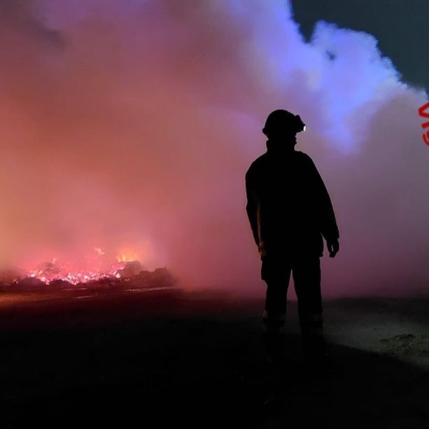 Magazzino di tessuti va a fuoco a Pianfei: vigili del fuoco in azione per contenere l’incendio