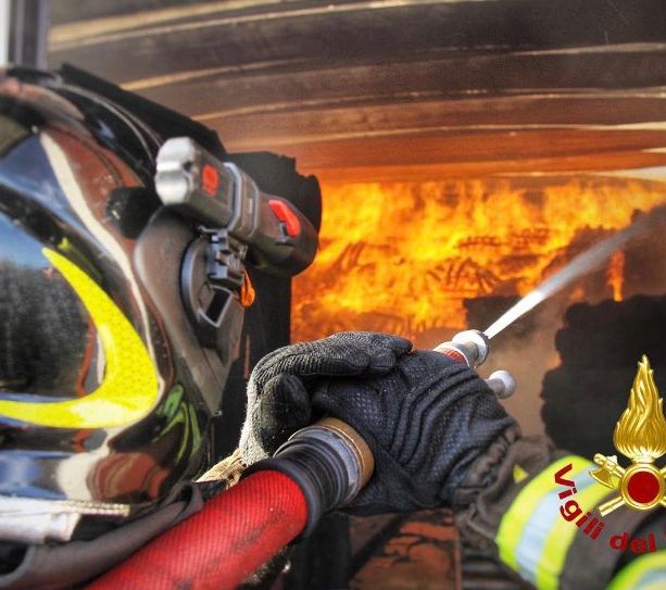 Uno scoppio e le fiamme: a fuoco un’abitazione in una borgata di Prunetto, in Alta Langa