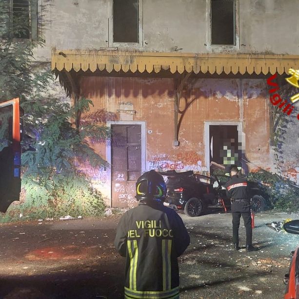 Villafalletto, auto si schianta contro il muro dell'ex stazione ferroviaria