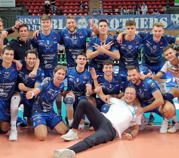 Volley A2M. Lo spettacolo è servito, il palazzetto esulta: Cuneo fa la parte del leone, Ravenna piegata 3-0