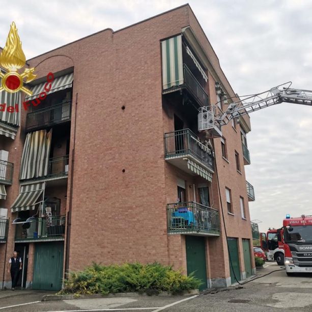 In fuga sul balcone dell’alloggio in fiamme: la salvano i Vigili del Fuoco