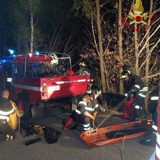 Con l'auto giù da una scarpata per 25 metri sul monte Bracco a Barge: tutti illesi