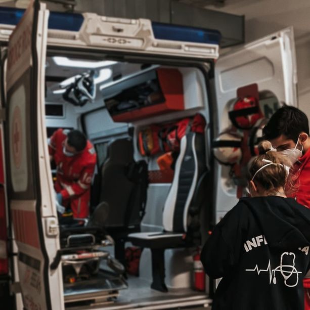 Muore a 56 anni in un incidente a Magliano Alpi: auto si cappotta ed esce di strada