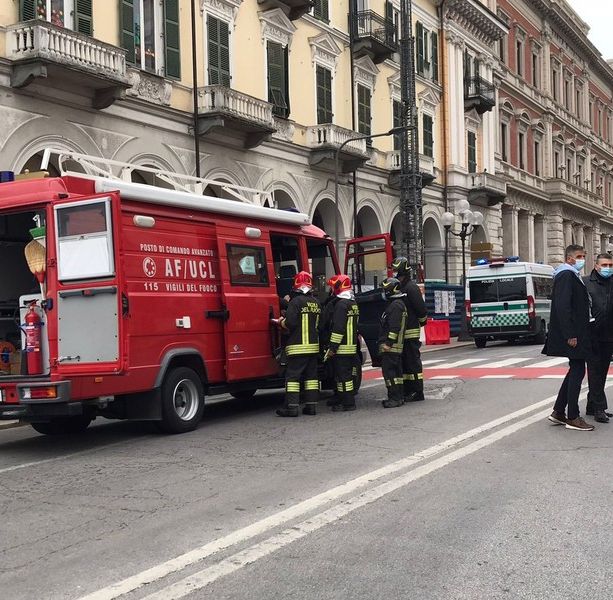 Odore di gas nel centro di Cuneo, decine di vigili del fuoco al lavoro, il comandante: &quot;Non è stata determinata la causa&quot;