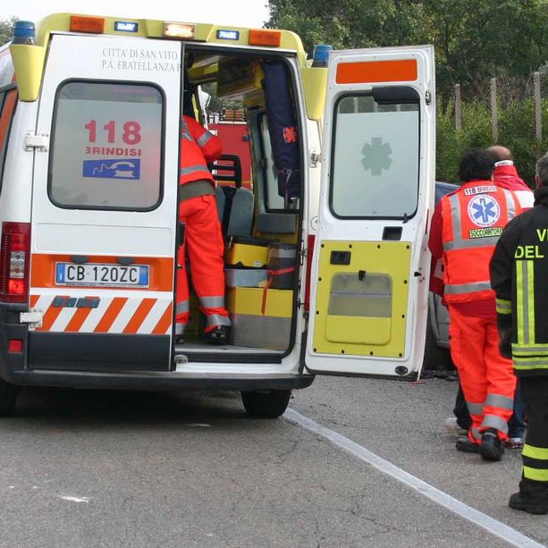 Frontale tra due auto a Villanova Solaro: una persona in codice rosso