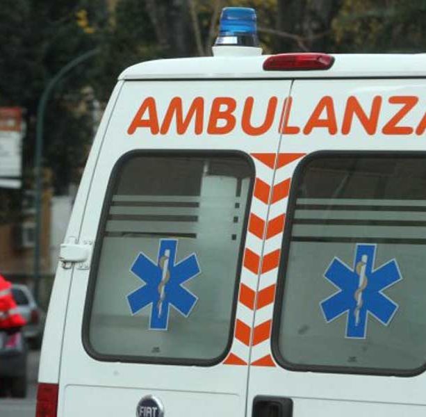 Alba, bus con a bordo comitiva di bambini tampona pullman carico di turisti svizzeri