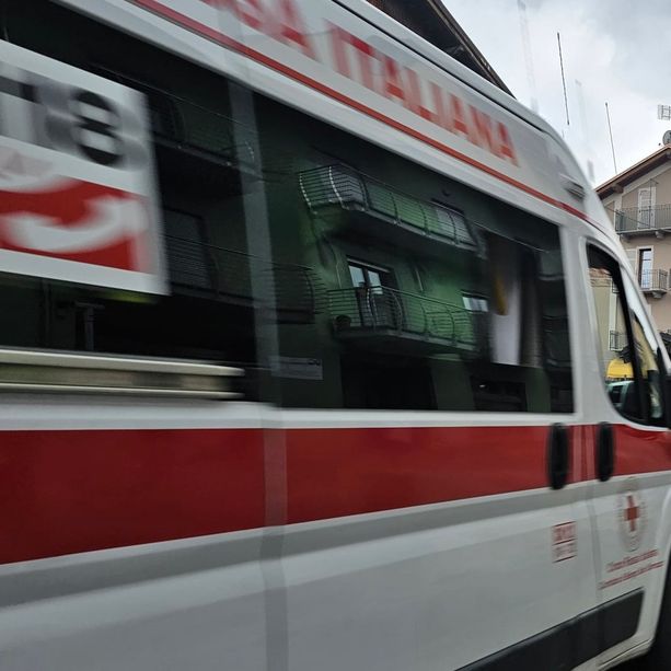 Envie, auto contro un muro: muore donna 95enne alla guida