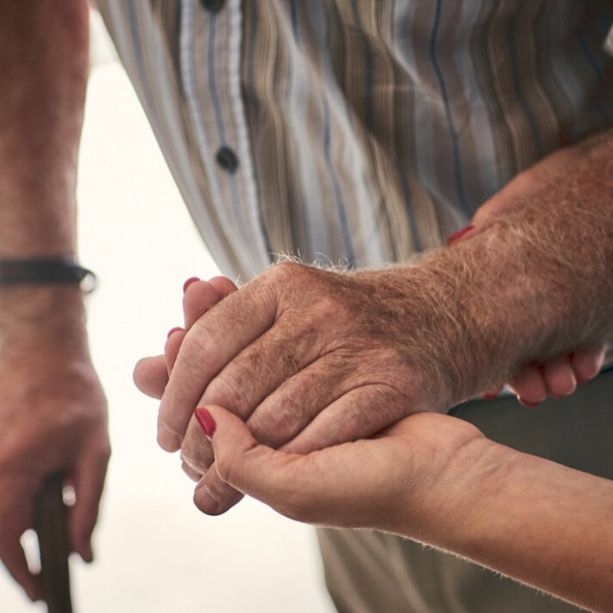 Sessantenne a giudizio per le minacce  agli anziani genitori: &quot;Datemi i soldi o finirete male&quot;