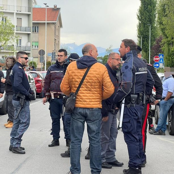 Palla in faccia all'arbitro che sospende la partita di terza categoria: lo scortano via i carabinieri [VIDEO]