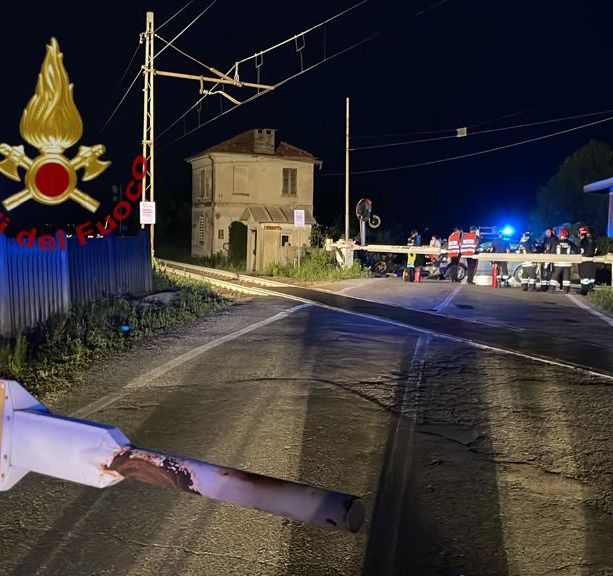 È Simone Ruzza, 51 anni, l'uomo rimasto ucciso nel violento scontro auto-moto a Centallo