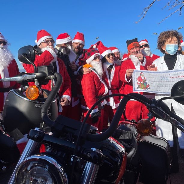 Alla pediatria di Mondovi Babbo Natale arriva in Harley Davidson [FOTO E VIDEO]