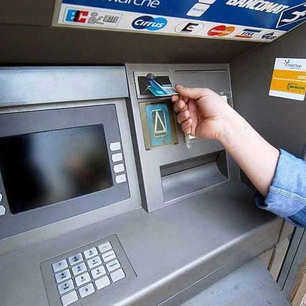 Tentano di far saltare il bancomat dell'Unicredit a Carrù: colpo fallito