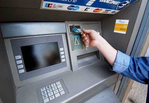 Insulti, minacce e prelievi per 30mila euro col bancomat della compagna: donna albese patteggia condanna a due anni