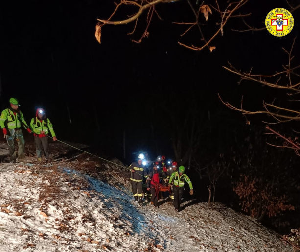 Auto esce di strada e precipita per 70 metri a Venasca: tratto in salvo il conducente