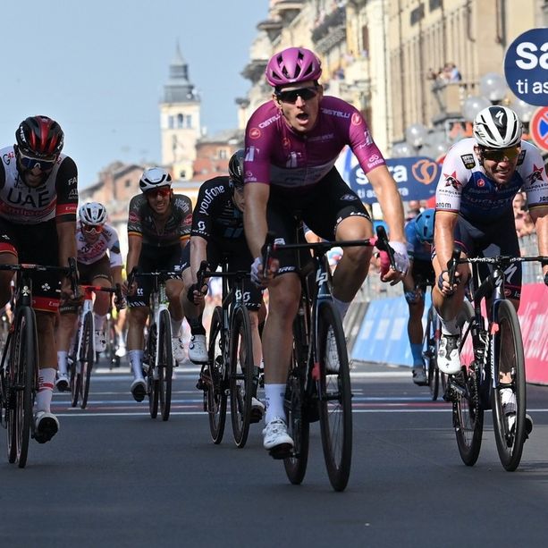 Giro d’Italia, sul traguardo di Cuneo la vittoria è di Arnaud Demare [FOTO E VIDEO]