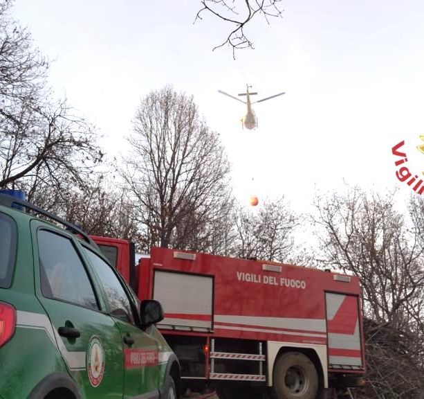 Vasto incendio sulle alture di Costigliole Saluzzo: sul posto vigili del fuoco e Antincendi Boschivi [FOTO]