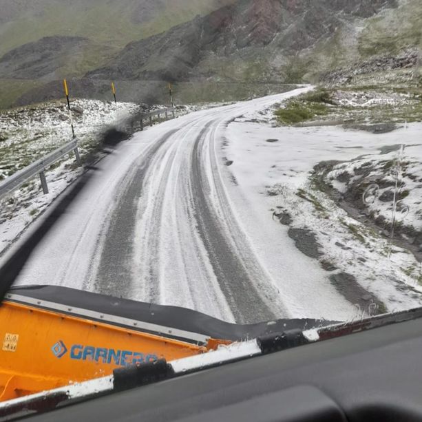 Macchine e moto bloccate al Colle dell'Agnello sotto una violenta grandinata