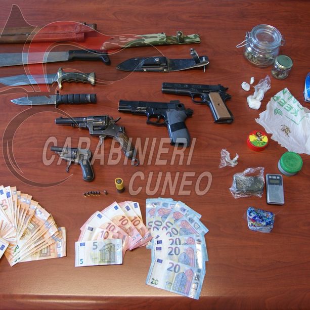 Detenzione e spaccio di droga nel Monregalese: in due finiscono ai domiciliari