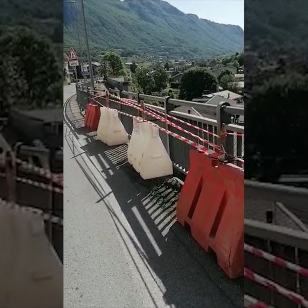 Demonte, camion si incastrano e agganciano la ringhiera. “Prima o poi un mezzo cade sotto. La gente ha paura”