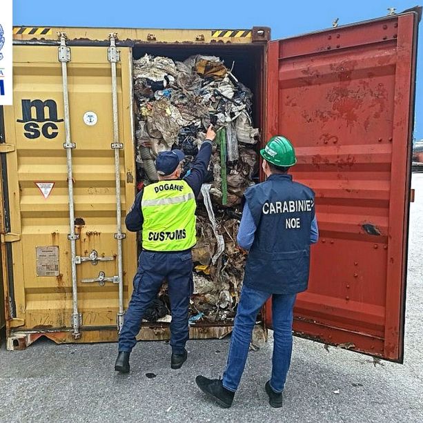 Sedici container di rifiuti spediti da Pocapaglia sequestrati al porto di Genova