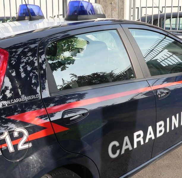 Incappucciato e legato mentre passeggia da solo lungo Discesa Bellavista a Cuneo