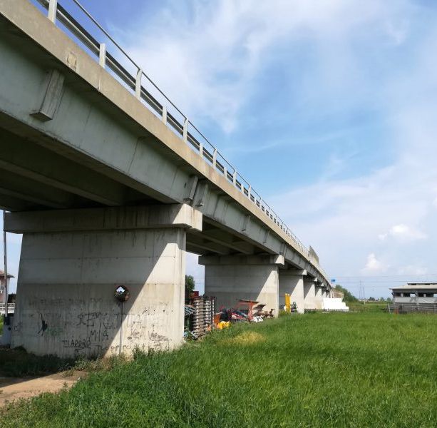 Cade materiale dal cantiere di un viadotto a Fossano: traffico interrotto sulla linea ferroviaria Cuneo-Torino