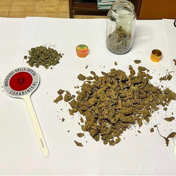 I carabinieri intervengono per una lite familiare ad Alba e trovano un chilo di marijuana sotto il letto