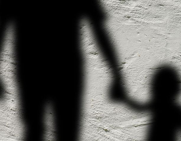 Denuncia i suoi genitori per maltrattamenti e abusi sessuali: il processo a Cuneo
