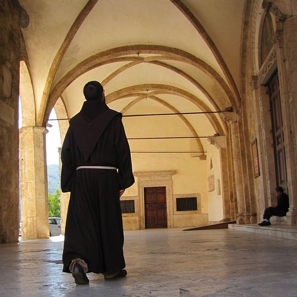 Mondovì: si fingeva un frate francescano, condannato per sostituzione di persona