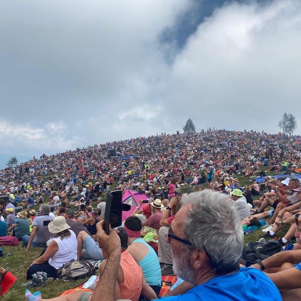 In migliaia ai 1390 metri del Bric Lombatera, a Paesana, per il Concerto di Ferragosto [FOTO]