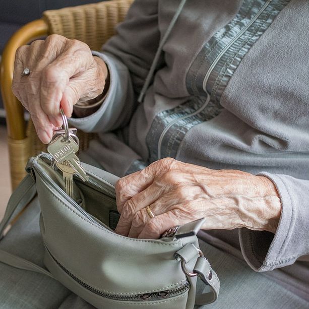 Mezzo milione sparito dai conti di una pensionata albese: padre e figlia pronti a un risarcimento