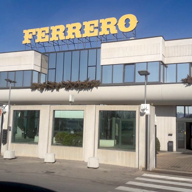 Alba, uomo di 48 anni muore per un malore allo stabilimento Ferrero
