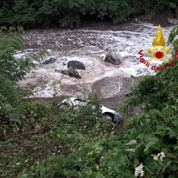 Auto nel torrente a Chiusa Pesio: la donna estratta dalla macchina sta bene