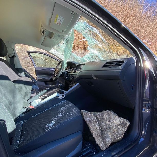 Masso precipita sulla strada e finisce sull’auto: tragedia sfiorata a Crissolo