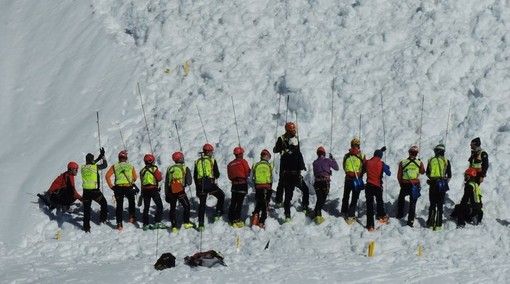 Morto lo scialpinista 46enne travolto da una valanga tra il monte Sautron e Rocca Praboccia