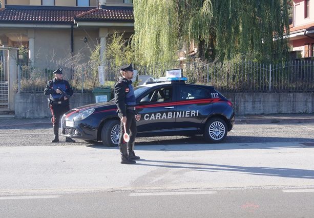 A volto coperto e armati di bastone entrano in una villa a Dronero: il figlio dei proprietari chiama il 112 e fa scappare i malviventi