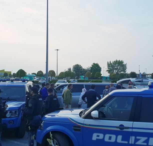 Omicidio all’Auchan: ”Sono affranta dal dolore”, parla la mamma del militare che ha sparato alla fidanzata