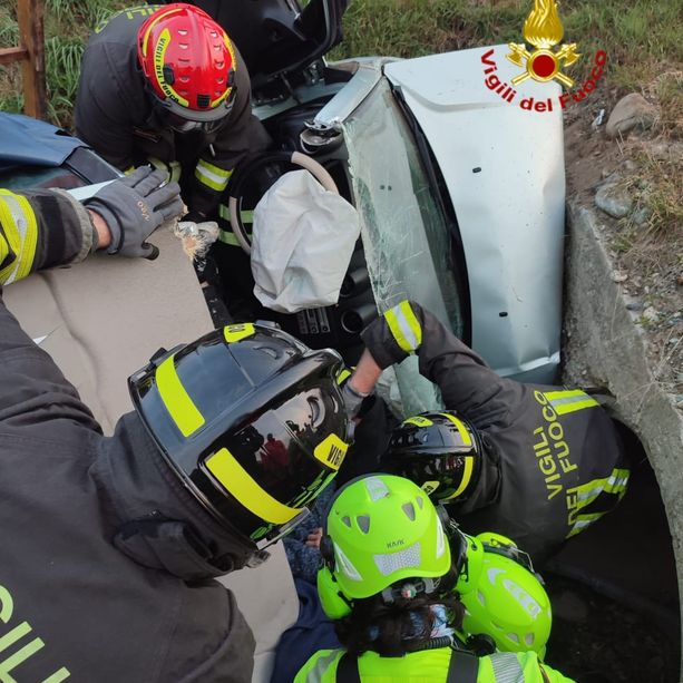 Auto fuori strada in via Gerbola a Manta