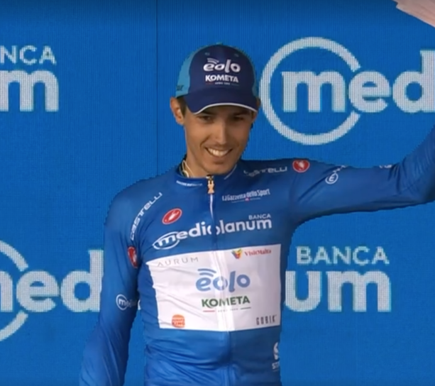 Rosa in azzurro! È il miglior scalatore del Giro D'Italia. Spettacolo sul passo Lanciano