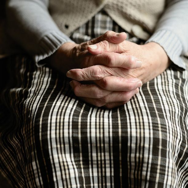 “Mi trattavano peggio di un cane”: presunti maltrattamenti sulla madre 87enne, figlia e genero a processo