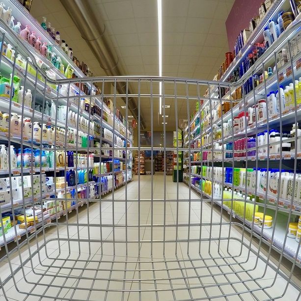 Rapinano un supermarket di Borgo San Dalmazzo per bibite in lattina e qualche dentifricio
