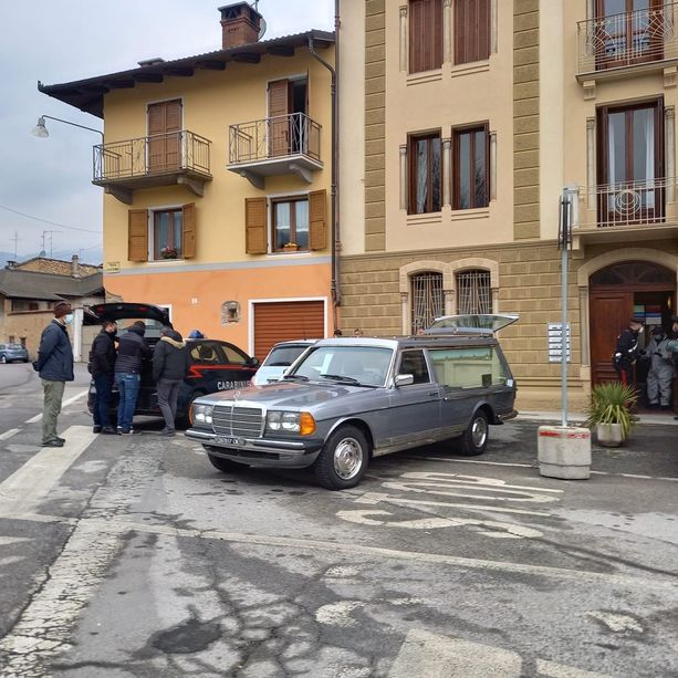 Donna trovata morta sulle scale di un palazzo a Dronero