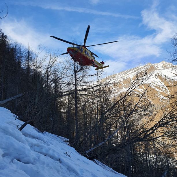 Precipita dalla cascata di ghiaccio Ciucchinel sopra Bellino: alpinista di 40 anni in codice rosso dopo un volo di oltre 100 metri