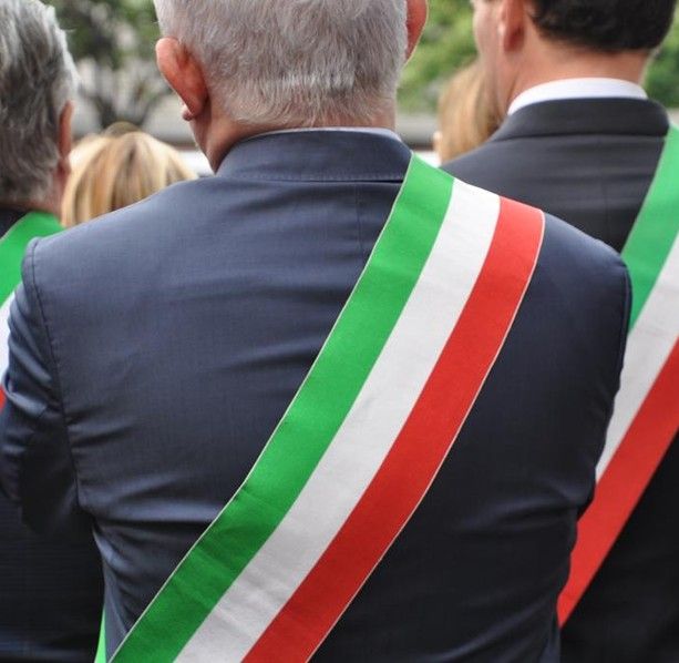 Giovani &amp; politica, l'età media di sindaci e assessori supera quella dei suoi abitanti [L'ANALISI]