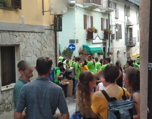 Festa dell'Assunta a Vernante: assembramenti e pochissime mascherine per le vie del paese e davanti ai bar