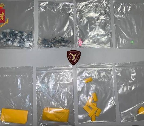 Nascondeva nel reggiseno anfetamine, Mdma, chetamina e ecstasy: 16enne di Bra denunciata per spaccio