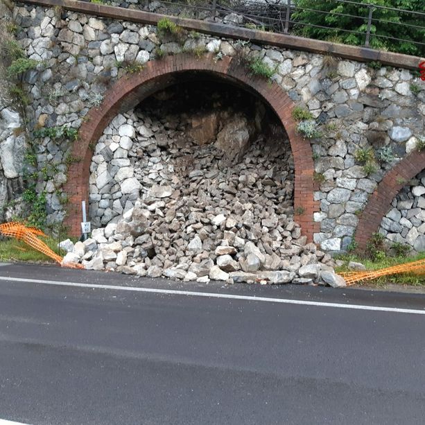 Frana a Garessio lungo il Colle di Nava, intervento dei vigili del fuoco e tecnici Anas