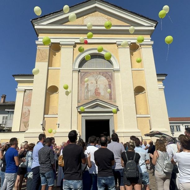 &quot;Ti amo amore mio e così sarà per sempre&quot;: il saluto di Jessica ad Andrea nella chiesa di Madonna dell'Olmo